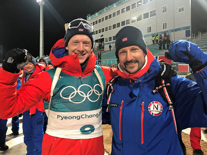 Gold medalist Johannes Thingnes Bø and Crown Prince Haakon celebrate. Photo: Odd Martin Røed, The Royal Court